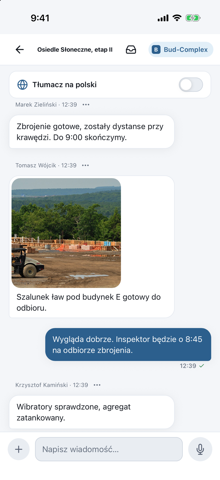 Czat projektu w aplikacji mobilnej z automatycznym tłumaczeniem wiadomości